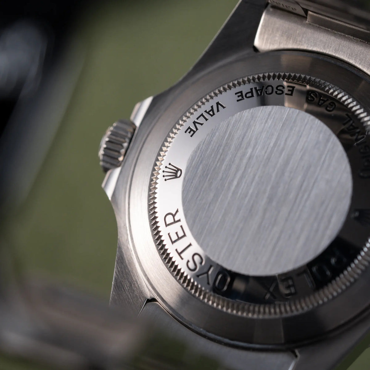 Detailaufnahme des Gehäusebodens der Rolex Sea-Dweller 4000 der Referenz 16600 mit 40mm-Oyster-Gehäuse und schwarzer Aluminium-Lünetten-Inlay