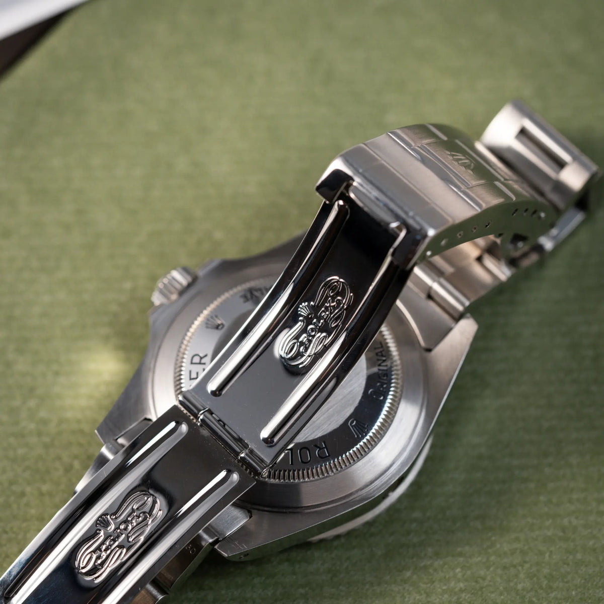 Produktfotografie der Rolex Sea-Dweller 4000 der Referenz 16600 mit 40mm-Oyster-Gehäuse und schwarzer Aluminium-Lünetten-Inlay zeigt das gestempelte, klassische Rolex-Logo im Inneren der Faltschliesse