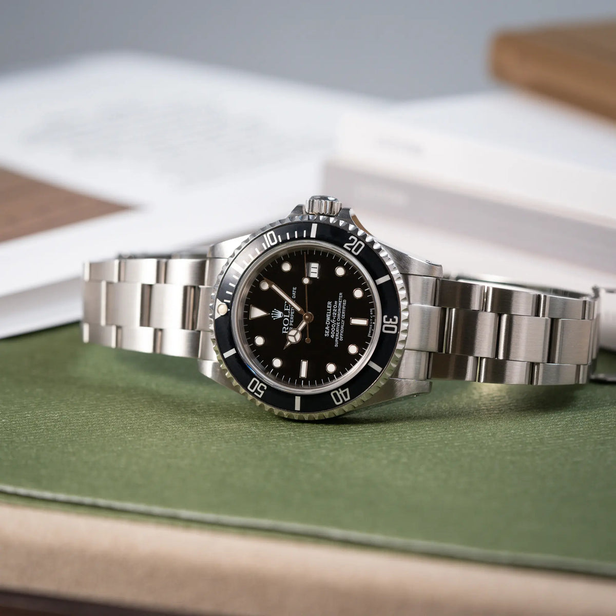 Produktfotografie der Rolex Sea-Dweller 4000 der Referenz 16600 mit 40mm-Oyster-Gehäuse und schwarzer Aluminium-Lünetten-Inlay