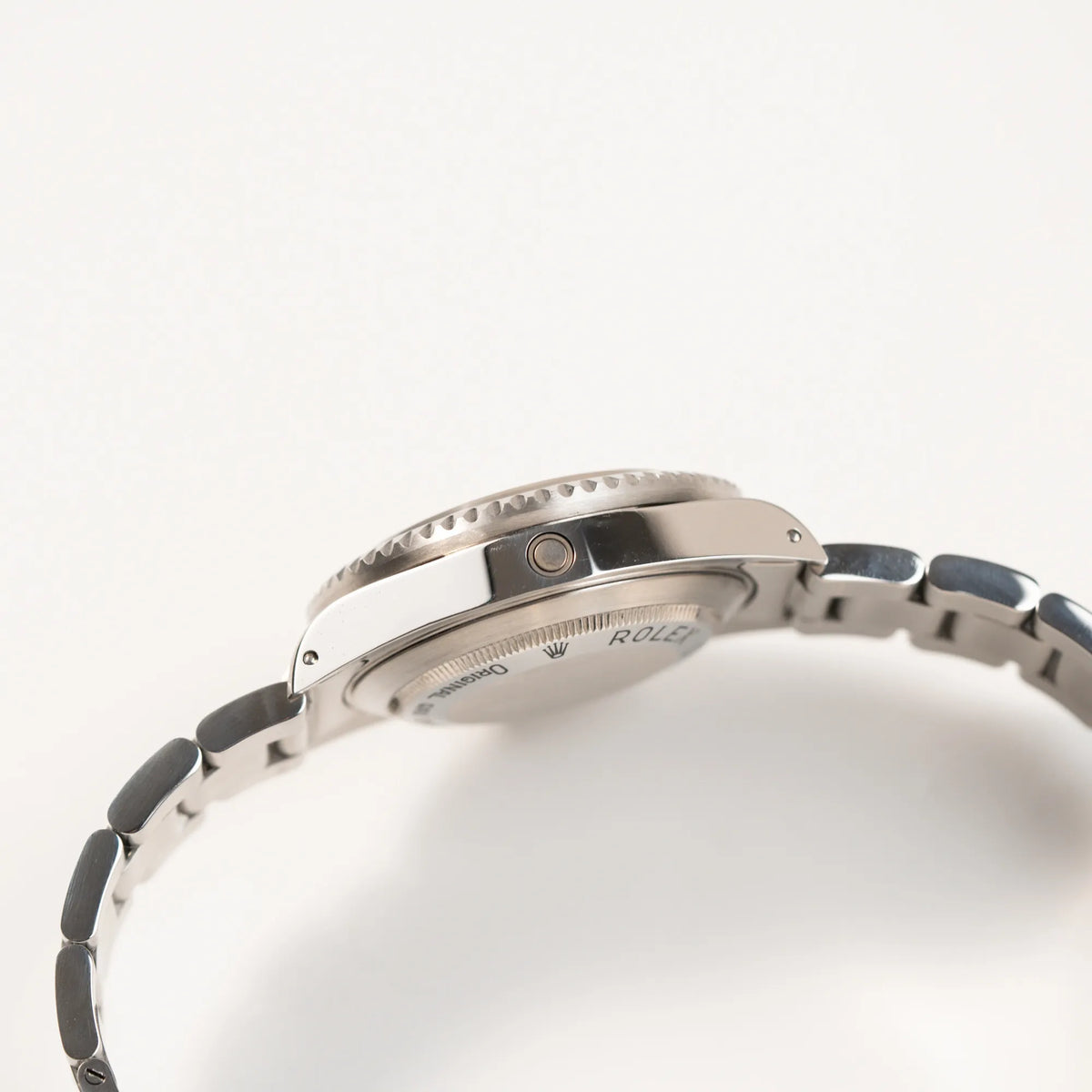 Seitliches Gehäuse der Rolex Sea-Dweller 4000 der Referenz 16600 mit 40mm-Oyster-Gehäuse und schwarzer Aluminium-Lünetten-Inlay zeigt das Ausgleichventil