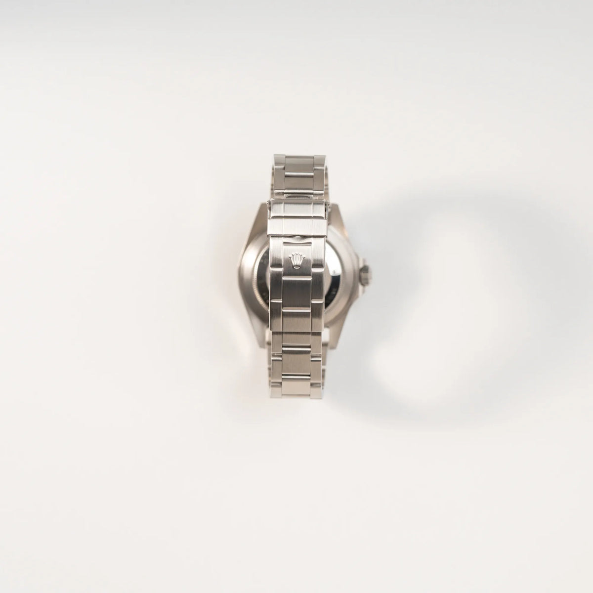 Blick auf das Oyster-Stahlband der Rolex Sea-Dweller 4000 der Referenz 16600 mit 40mm-Oyster-Gehäuse und schwarzer Aluminium-Lünetten-Inlay
