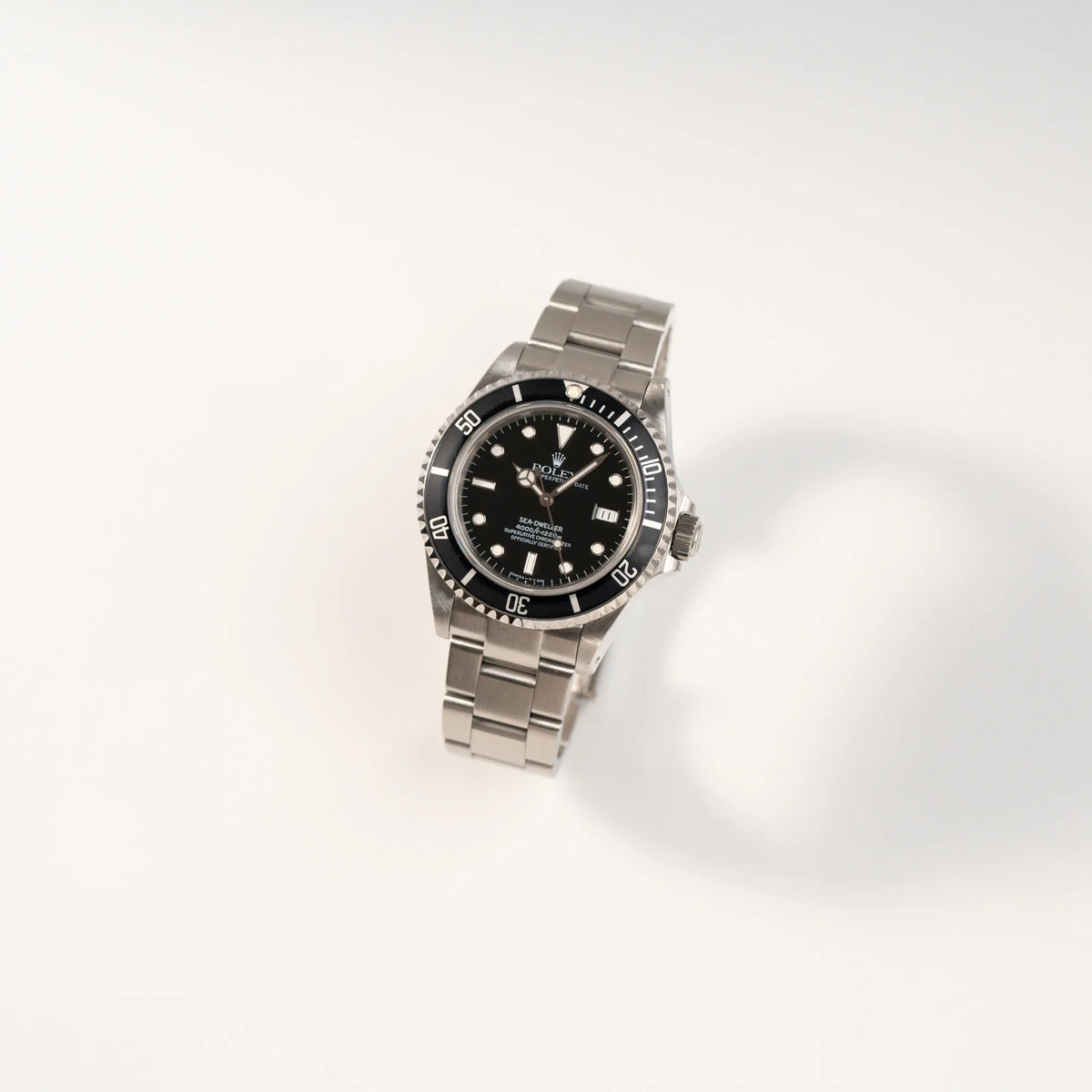 Leicht schräge Ansicht der Rolex Sea-Dweller 4000 der Referenz 16600 mit 40mm-Oyster-Gehäuse und schwarzer Aluminium-Lünetten-Inlay
