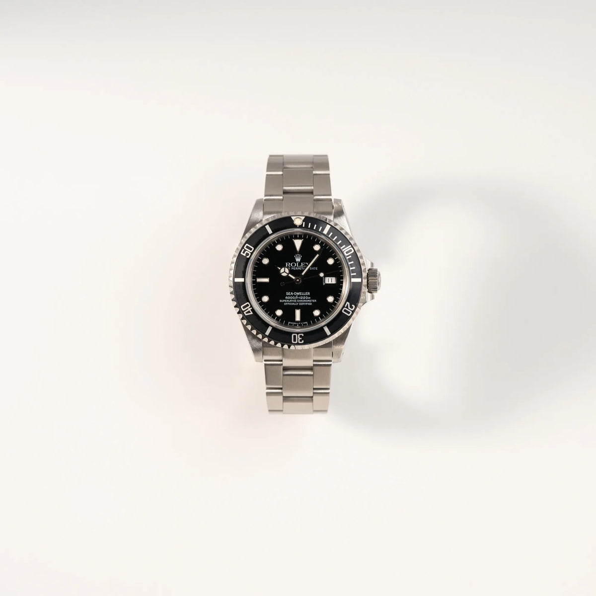 Frontale Ansicht der Rolex Sea-Dweller 4000 der Referenz 16600 mit 40mm-Oyster-Gehäuse und schwarzer Aluminium-Lünetten-Inlay