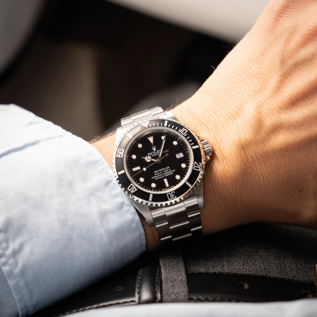 Mann trägt die Rolex Sea-Dweller 4000 der Referenz 16600 mit schwarzem Blatt und schwarzer Aluminium-Lünette für einen Wristshot an seinem Handgelenk