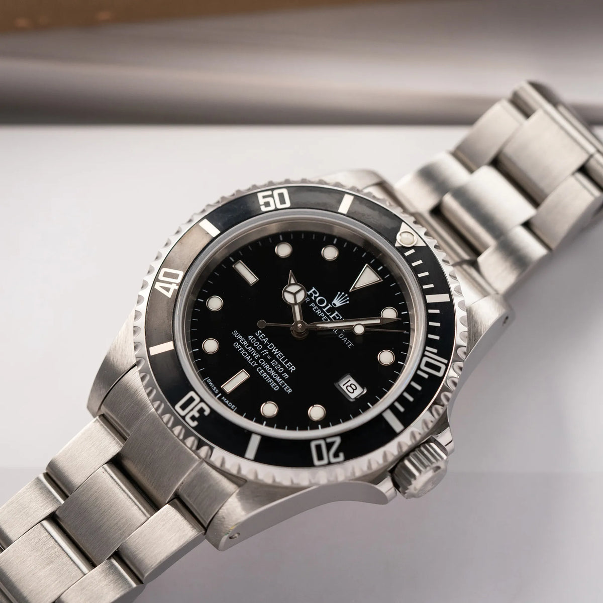 Rolex Sea-Dweller 4000 der Referenz 16600 mit schwarzem Blatt und schwarzer Aluminium-Lünette