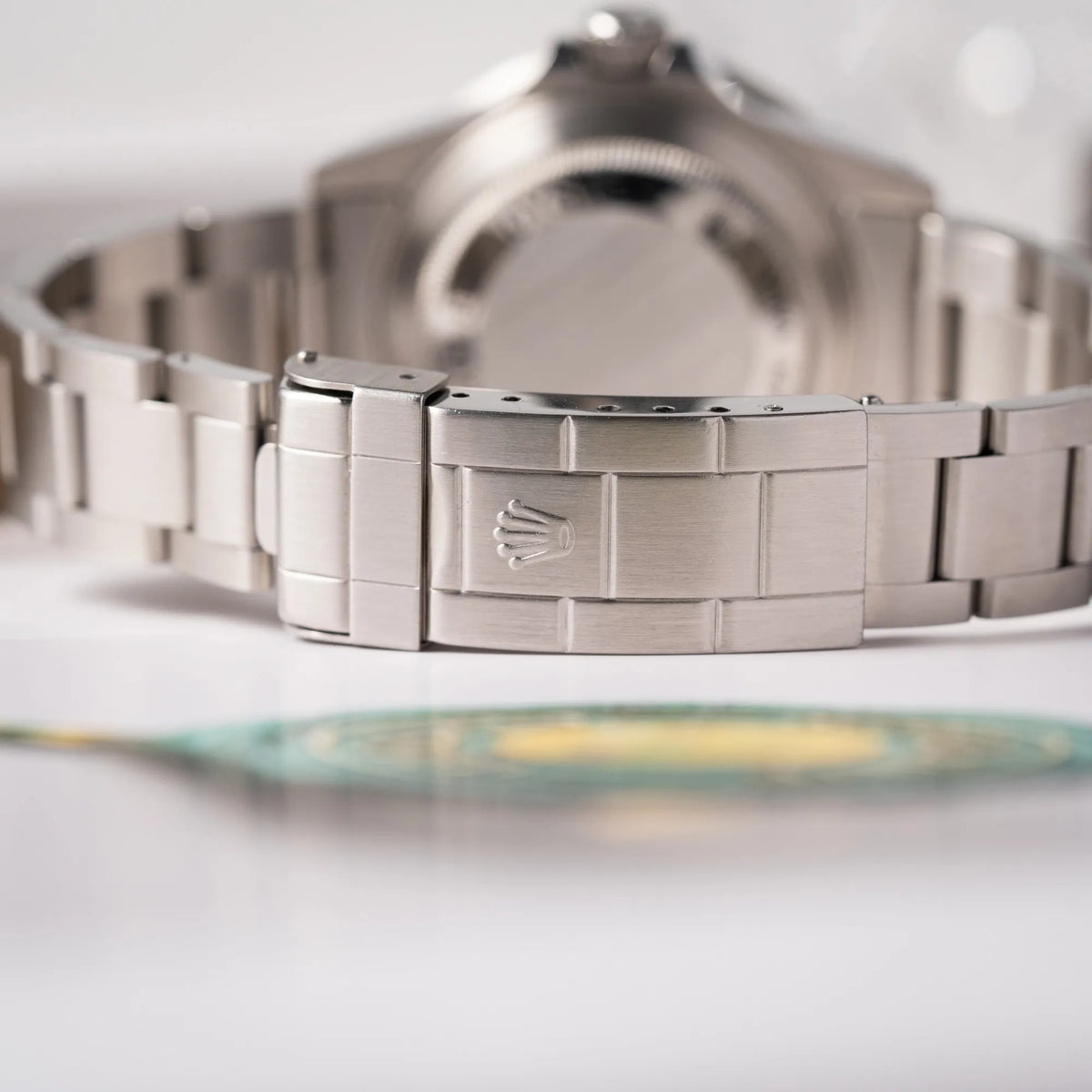 Detailaufnahme der OysterStahl-Faltschliesse von der Rolex Sea-Dweller 4000 der Referenz 16600 mit schwarzem Blatt und schwarzer Aluminium-Lünette