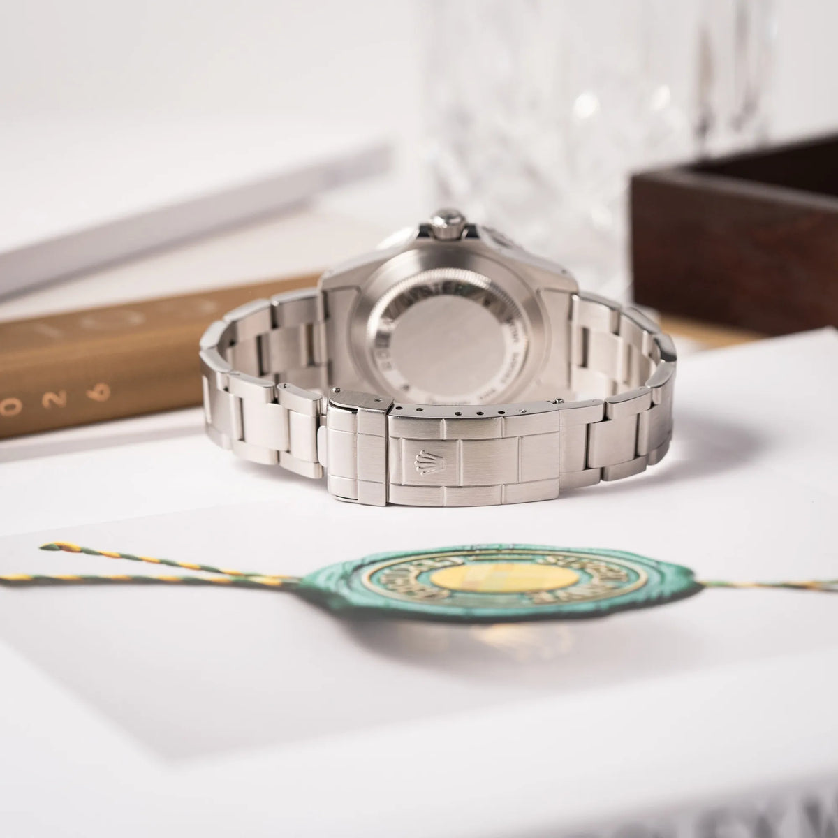Produktfotografie zeigt das Oyster-Stahlband mit geschlossener Schließe von der Rolex Sea-Dweller 4000 der Referenz 16600 mit schwarzem Blatt und schwarzer Aluminium-Lünette