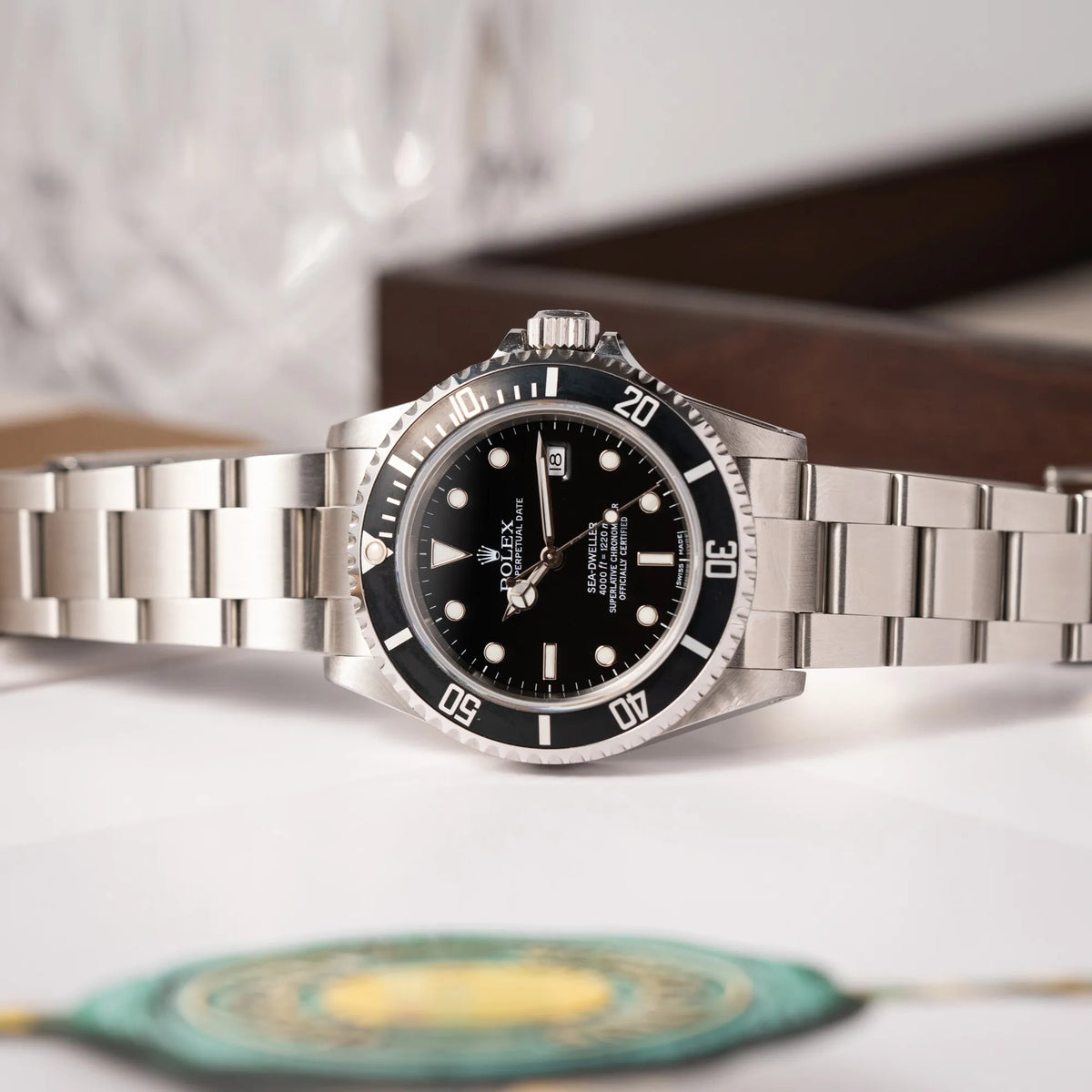 Produktfotografie als Titelbild für die Rolex Sea-Dweller 4000 der Referenz 16600 mit schwarzem Blatt und schwarzer Aluminium-Lünette