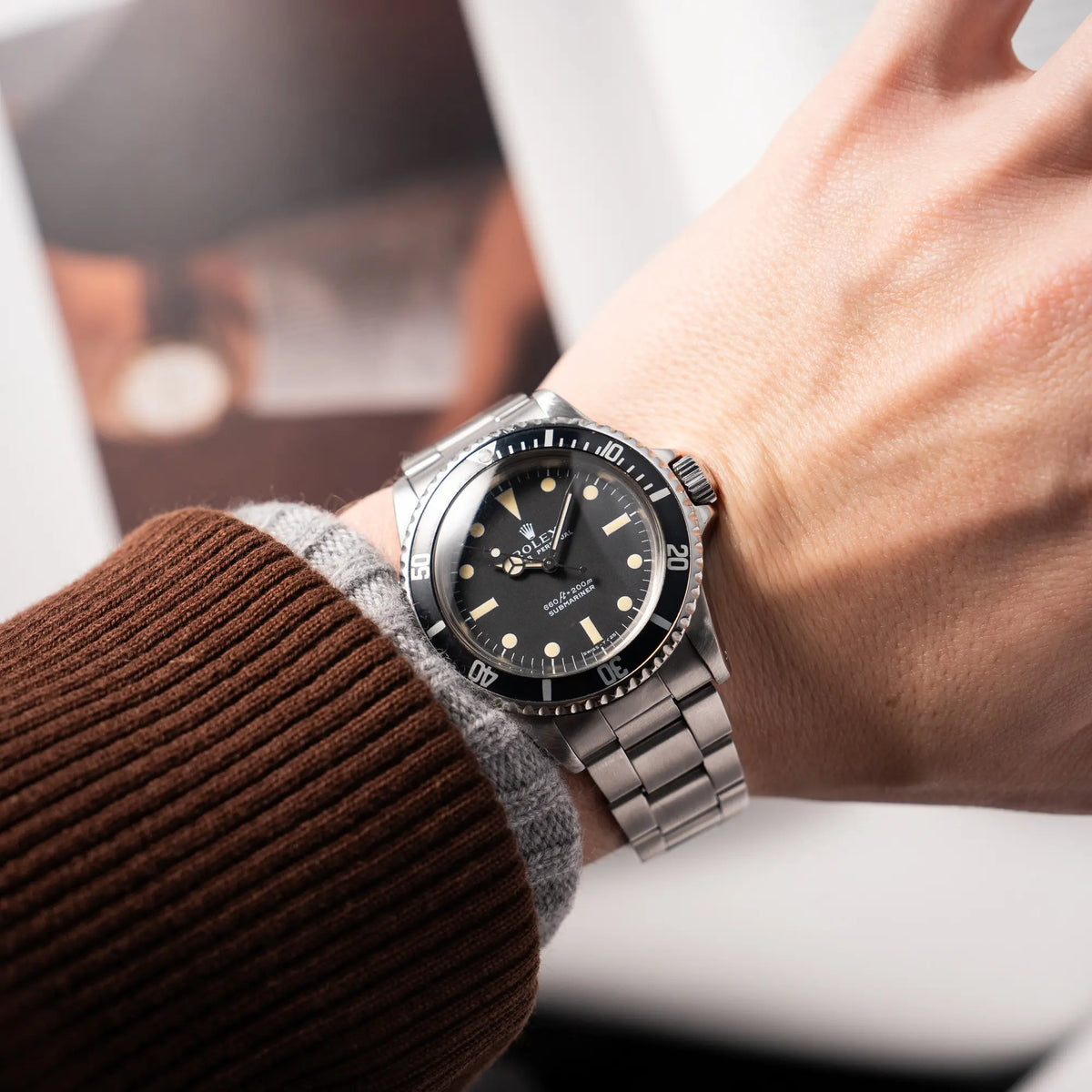 Wristshot mit der Rolex Submariner No Date MKII mit Serif Zifferblatt der Referenz 5513 aus 1970 mit gleichmäßiger Patina