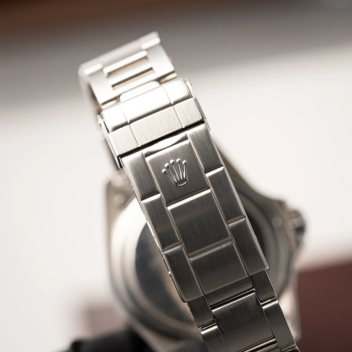 Detailaufnahme der Oyster-Faltschliesse der Rolex Submariner No Date MKII mit Serif Zifferblatt der Referenz 5513 aus 1970 mit gleichmäßiger Patina