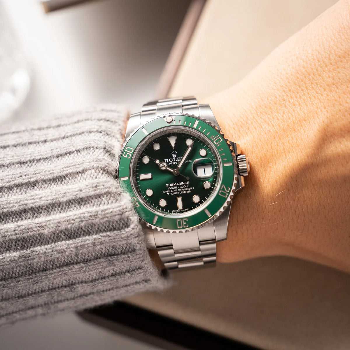 Mann träft die Rolex Submariner Date 116610LV "Hulk" mit grünem Zifferblatt und grüner Keramik-Lünette für einen Wristshot an seinem Handgelenk