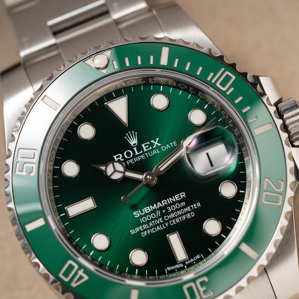 Detailaufnahme des Uhrenkopfes der Rolex Submariner Date 116610LV "Hulk" mit grünem Zifferblatt und grüner Keramik-Lünette