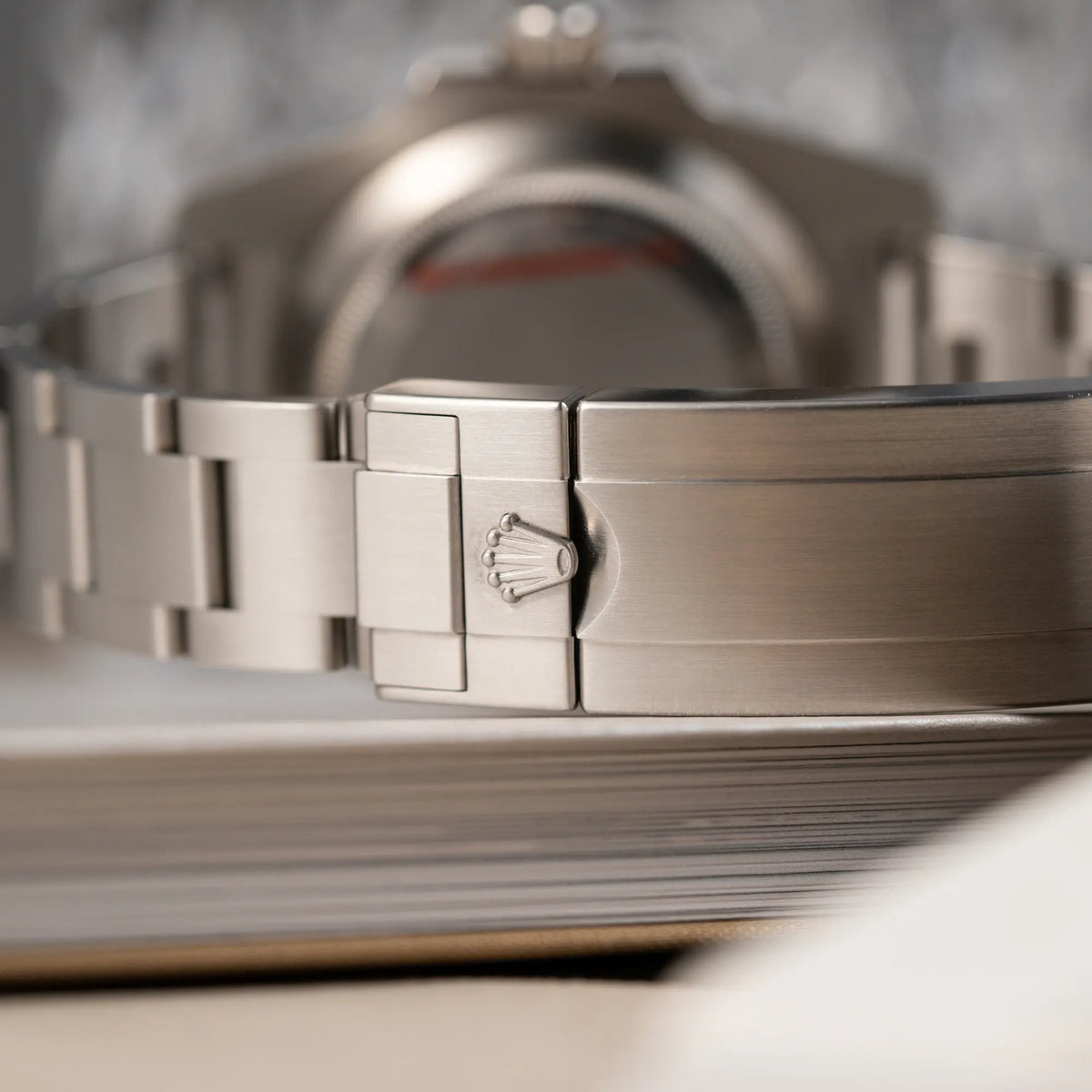 Detailaufnahme der Oyster-Faltschliesse in einem super Zustand der Rolex Submariner Date 116610LV "Hulk" mit grünem Zifferblatt und grüner Keramik-Lünette