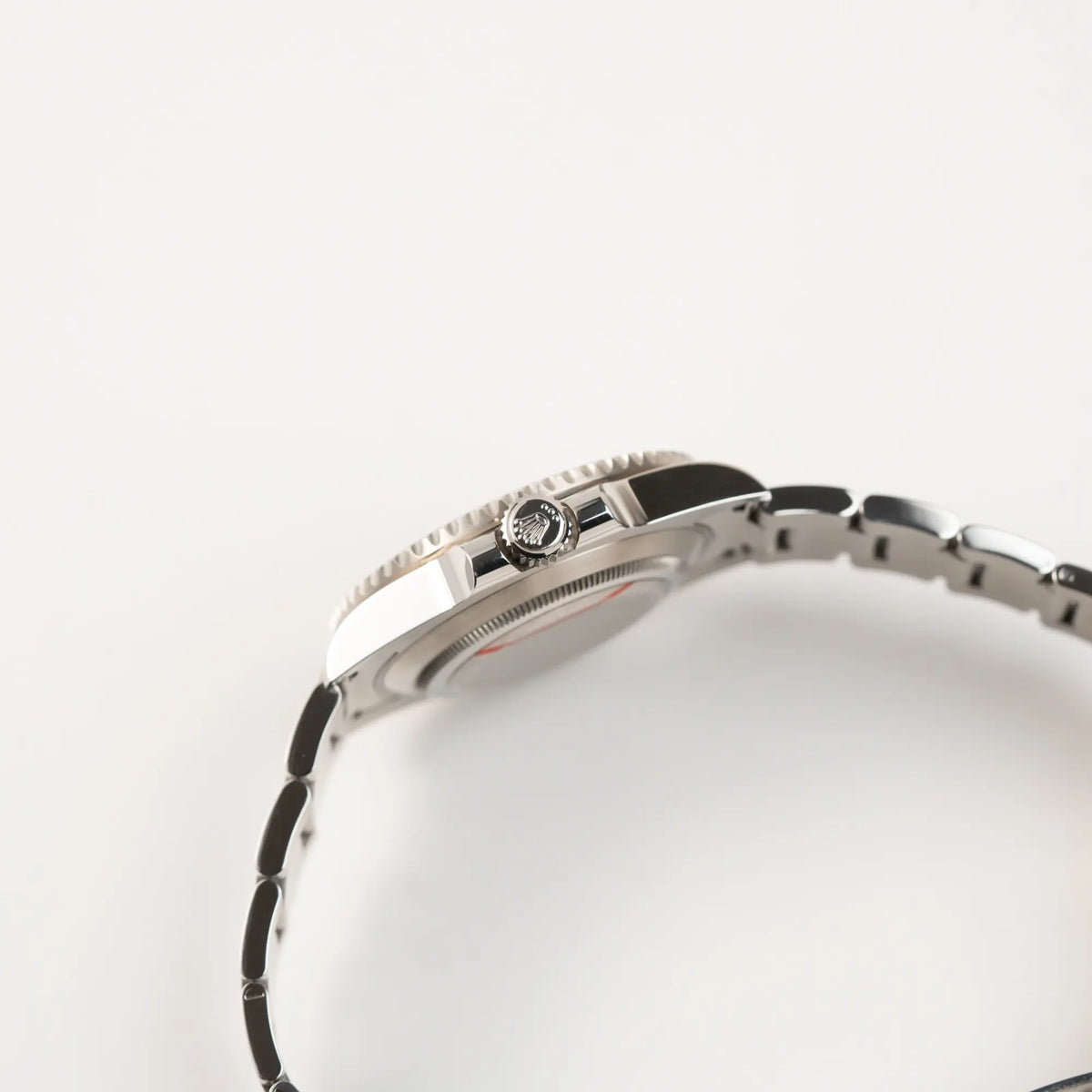 Seitliches Gehäuse der Rolex Submariner Date 116610LV "Hulk" mit grünem Zifferblatt und grüner Keramik-Lünette zeigt die Aufzugskrone