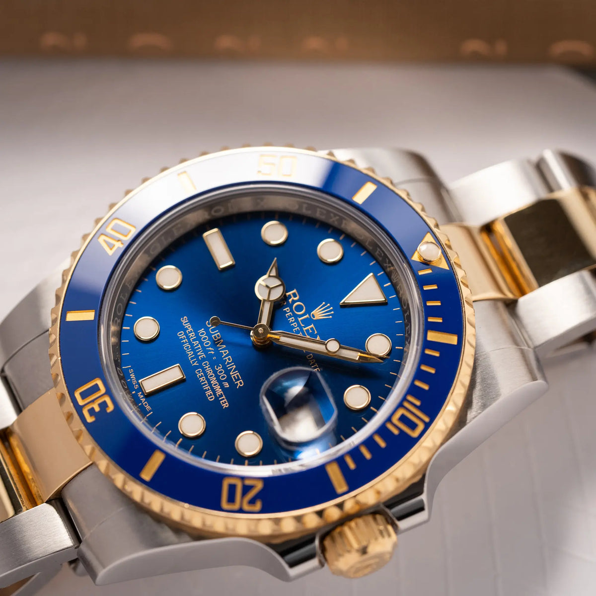 Detailaufnahme der Rolex Submariner Date der Referenz 116613LB in Stahl-Gold mit blauem Zifferblatt - auch mit Nickname Bluesy bennant - am passenden Oytser-Armband in Stahl-Gold