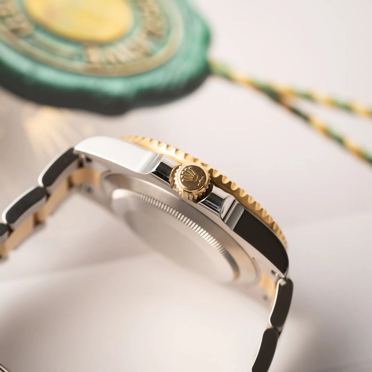 Seitliche Gehäuseflanke mit Blick auf die goldene Aufzugskrone von der Rolex Submariner Date der Referenz 116613LB in Stahl-Gold mit blauem Zifferblatt - auch mit Nickname Bluesy bennant - am passenden Oytser-Armband in Stahl-Gold