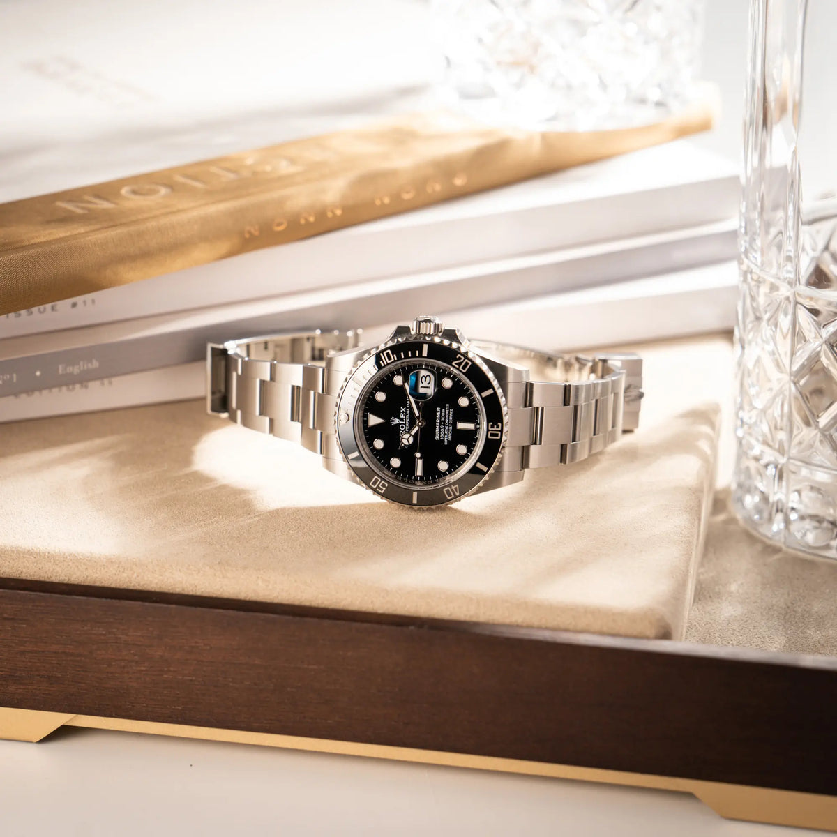 Produktfotografie der Rolex Submariner Date in schwarz mit Keramik-Lünette  am Oyster-Stahlband aus 2023 mit dem 41mm-Oyster-Gehäuse