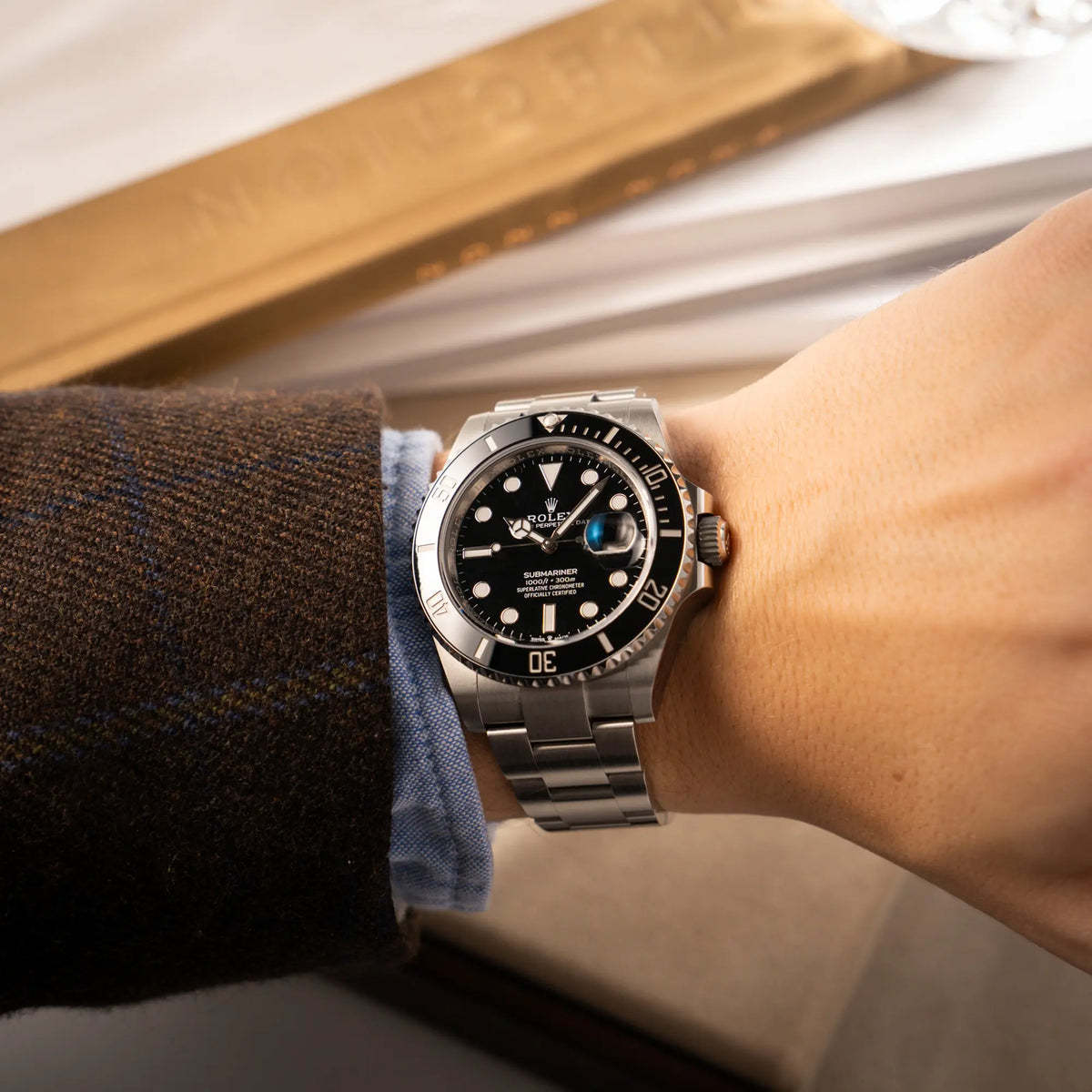 Wristshot mit der Rolex Submariner Date in schwarz mit Keramik-Lünette  am Oyster-Stahlband aus 2023 mit dem 41mm-Oyster-Gehäuse