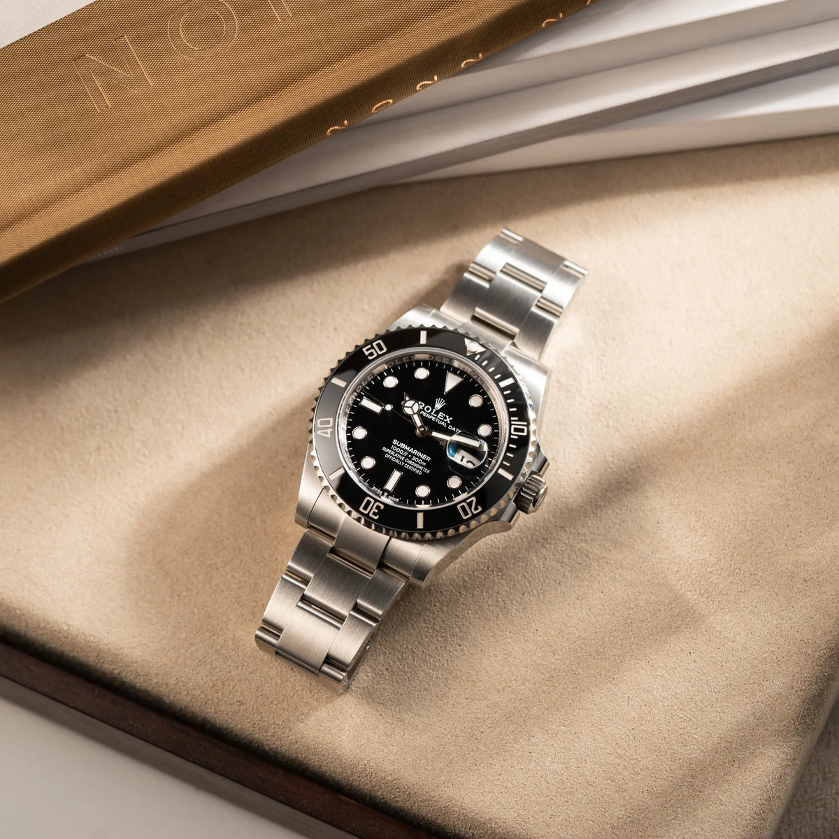 Produktfotografie der Rolex Submariner Date in schwarz mit Keramik-Lünette  am Oyster-Stahlband aus 2023 mit dem 41mm-Oyster-Gehäuse