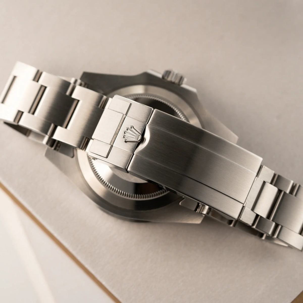 Detailaufnahme der Rolex Submariner Date in schwarz mit Keramik-Lünette  am Oyster-Stahlband aus 2023 mit dem 41mm-Oyster-Gehäuse zeigt den neuwertigen Zustand der Oyster-Stahl-Faltschliesse