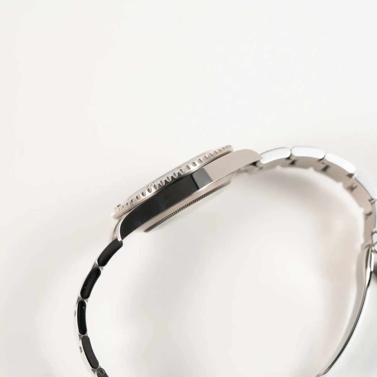 Seitliche Gehäuseflanke der Rolex Submariner Date in schwarz mit Keramik-Lünette  am Oyster-Stahlband aus 2023 mit dem 41mm-Oyster-Gehäuse