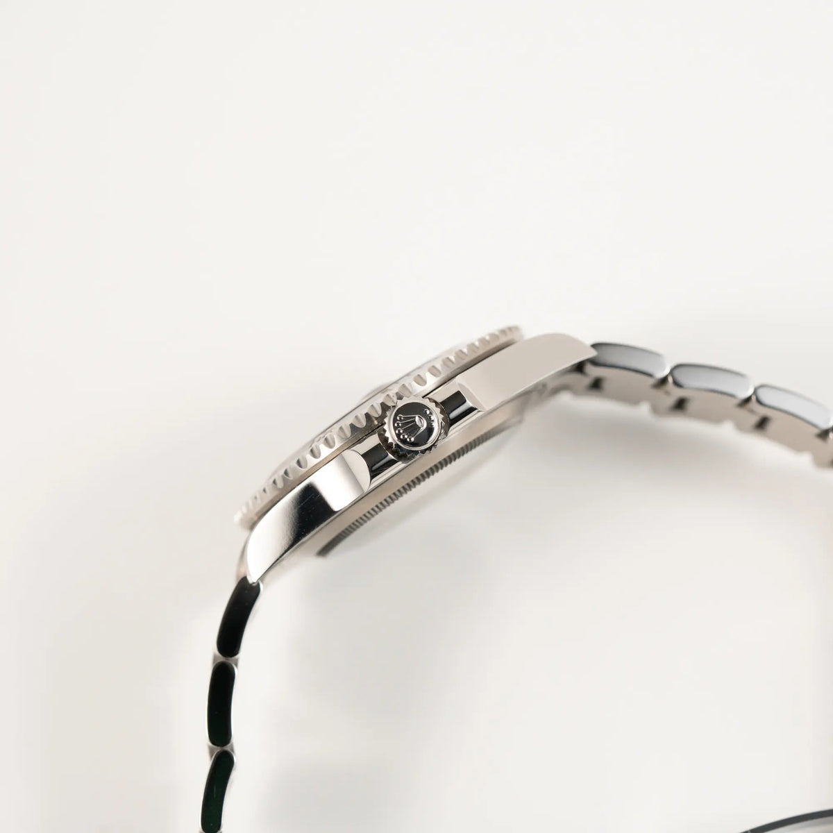 Blick auf die seitliche Gehäuseflanke mit Aufzugskrone der Rolex Submariner Date in schwarz mit Keramik-Lünette  am Oyster-Stahlband aus 2023 mit dem 41mm-Oyster-Gehäuse