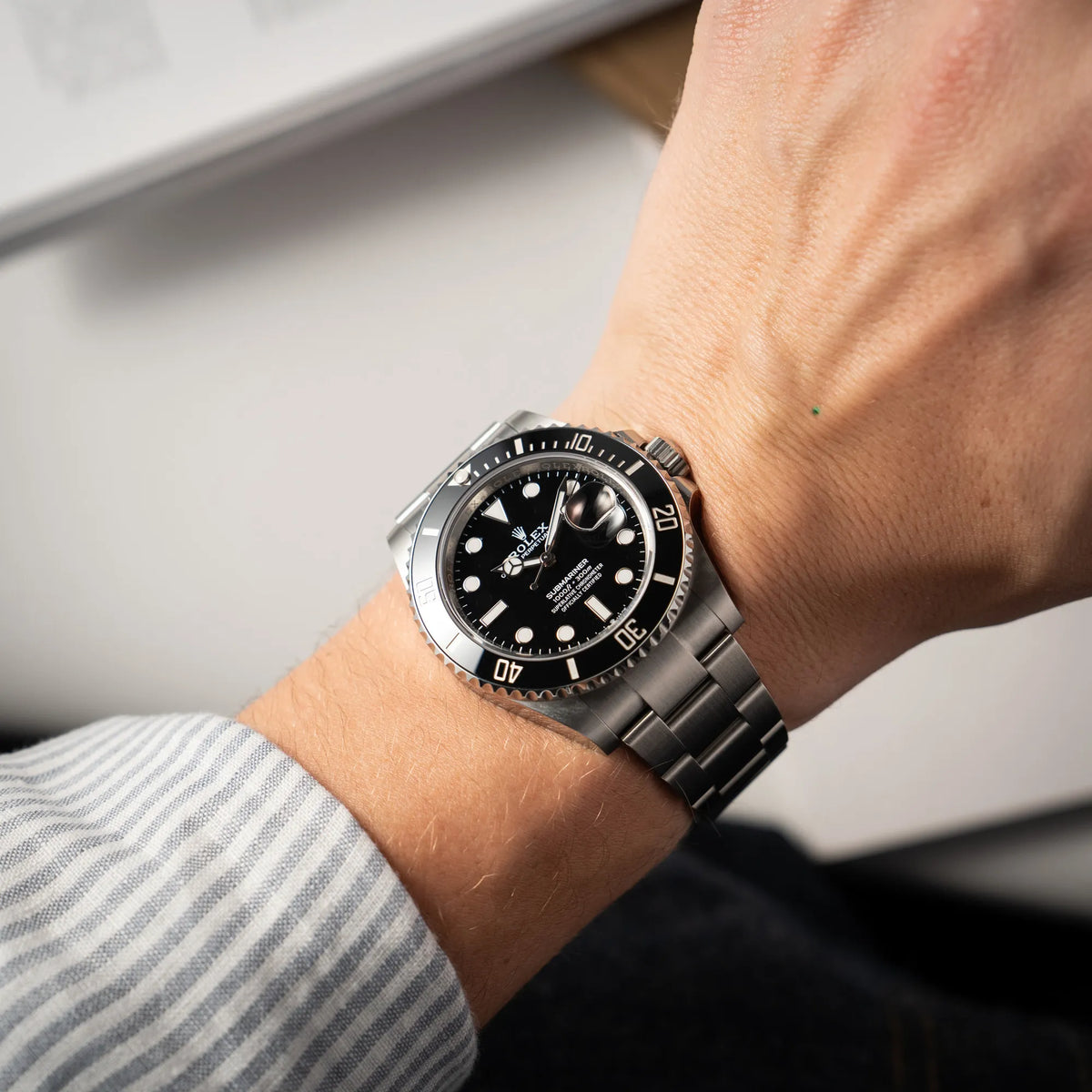 Mann trägt die Rolex Submariner Date 126610LN am Oyster-Stahlband im Neuzustand an seinem Handgelenk