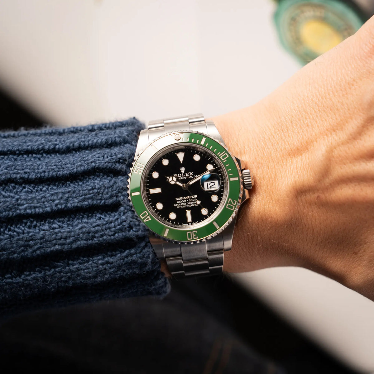 Wristshot mit der Rolex Submariner Date 126610LV, Nickname "Starbucks", mit schwarzem Zifferblatt und grüner Keramik-Lünette in der MK2-Ausführung am Oyster-Stahl-Band
