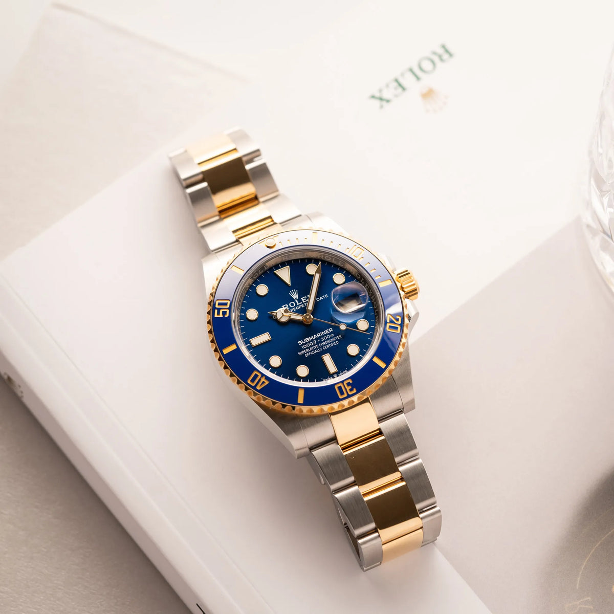 Produktfotografie der Rolex Submariner Date 126613LB Bluesy mit der typischen Kombination aus blauem Zifferblatt und Lünette mit dem Gehäuse und Armband aus Stahl-Gold