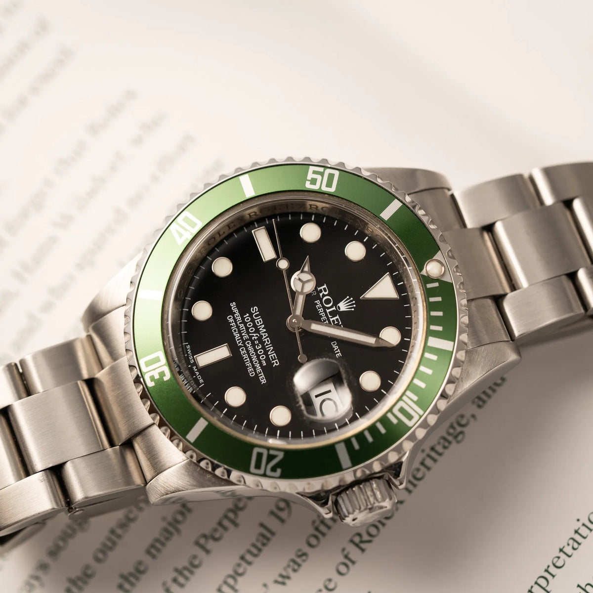 Detailaufnahme der Rolex Submariner Date 16610LV mit der grünen Aluminium-Lünetten-Einlage