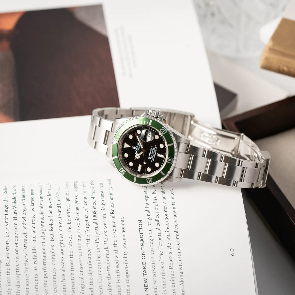 Produktfotografie der Rolex Submariner Date 16610LV mit der grünen Aluminium-Lünetten-Einlage