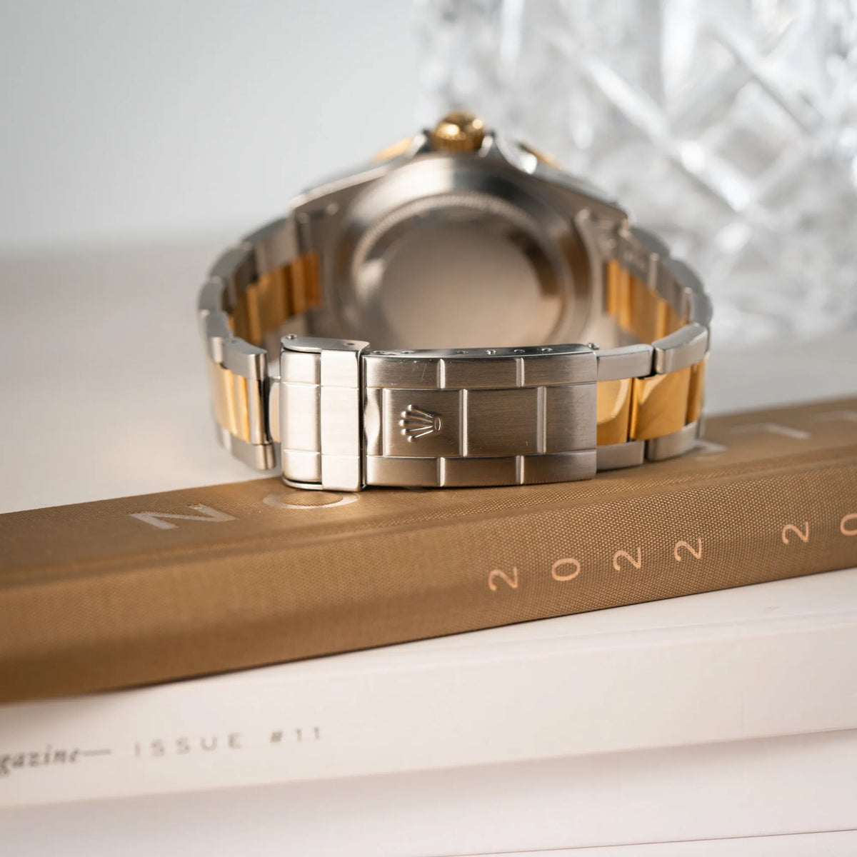 Produktfotografie zeigt die geschlossene Oyter-Faltschliesse in Stahl der bicolor Rolex Submariner Date der Referenz 16613 mit dem Spitznamen "Bluesy" in Stahl-Gold mit blauem Zifferblatt