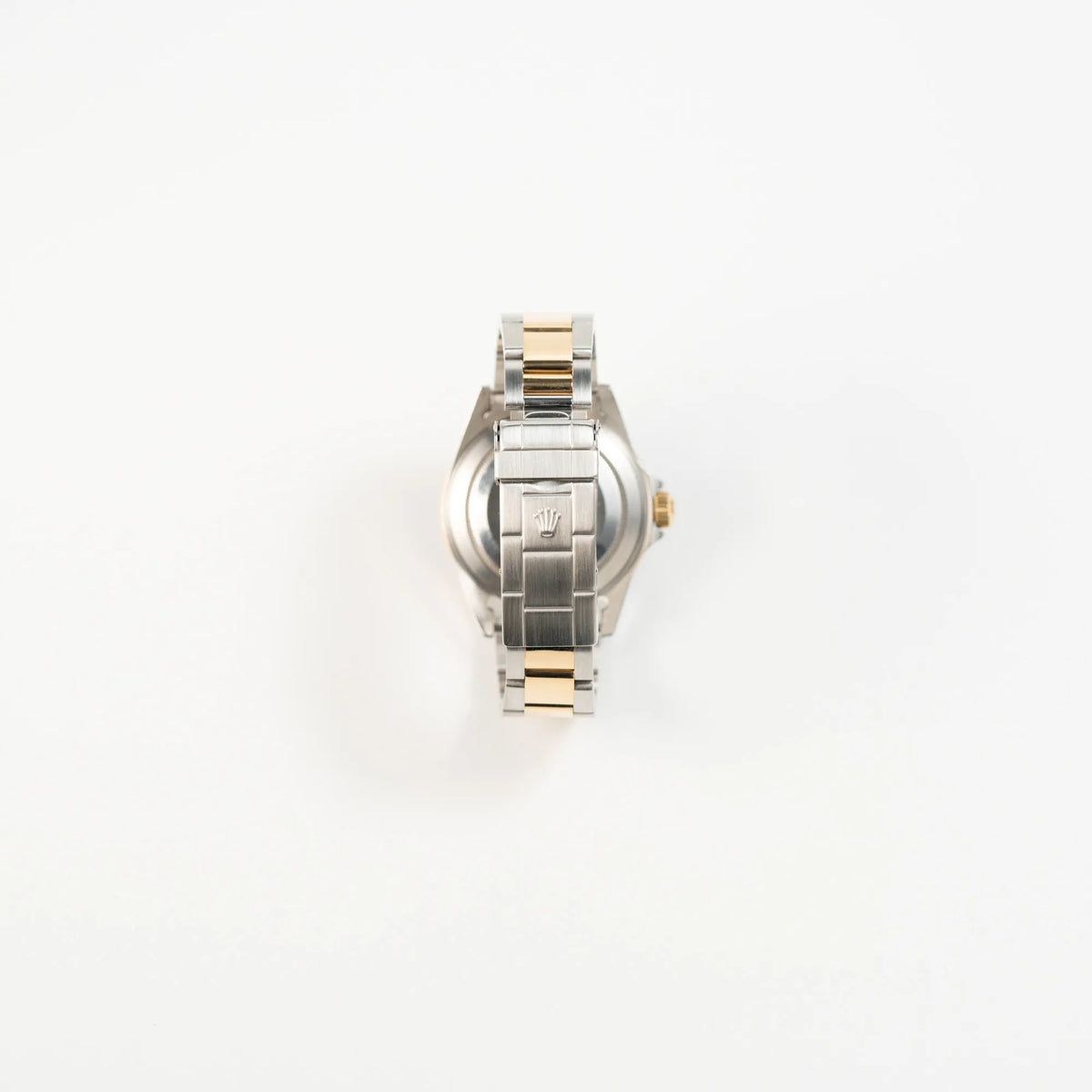 Blick auf die Oyster Faltschliesse der bicolor Rolex Submariner Date der Referenz 16613 mit dem Spitznamen "Bluesy" in Stahl-Gold mit blauem Zifferblatt
