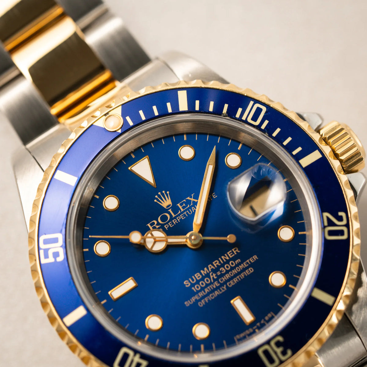 Detailaufnahme der bicolor Rolex Submariner Date der Referenz 16613 mit dem Spitznamen "Bluesy" in Stahl-Gold mit blauem Zifferblatt