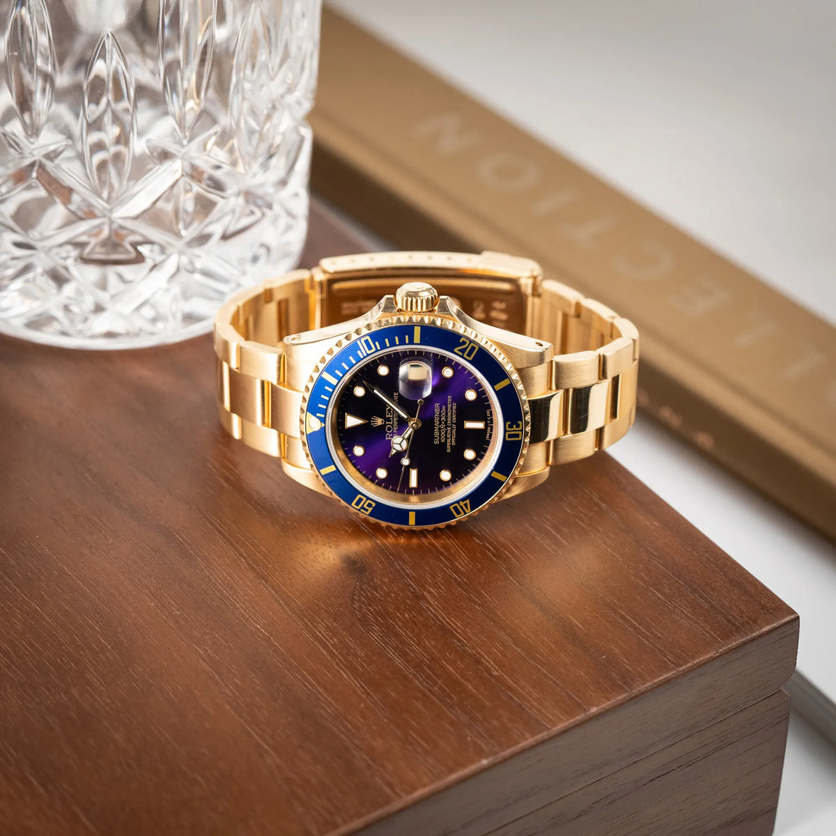 Produktfotografie der Rolex Submariner Date 16618 aus 18Karat Gelbgold mit blauer Lünetten-Einlage und einem sich von BLAU zu LILA verfärbtem Purple-Zifferblatt