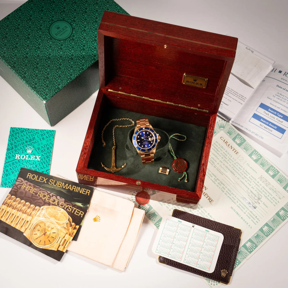 Lieferumfang zu der Rolex Submariner Date 16618 aus 18Karat Gelbgold mit blauer Lünetten-Einlage und einem sich von BLAU zu LILA verfärbtem Purple-Zifferblatt