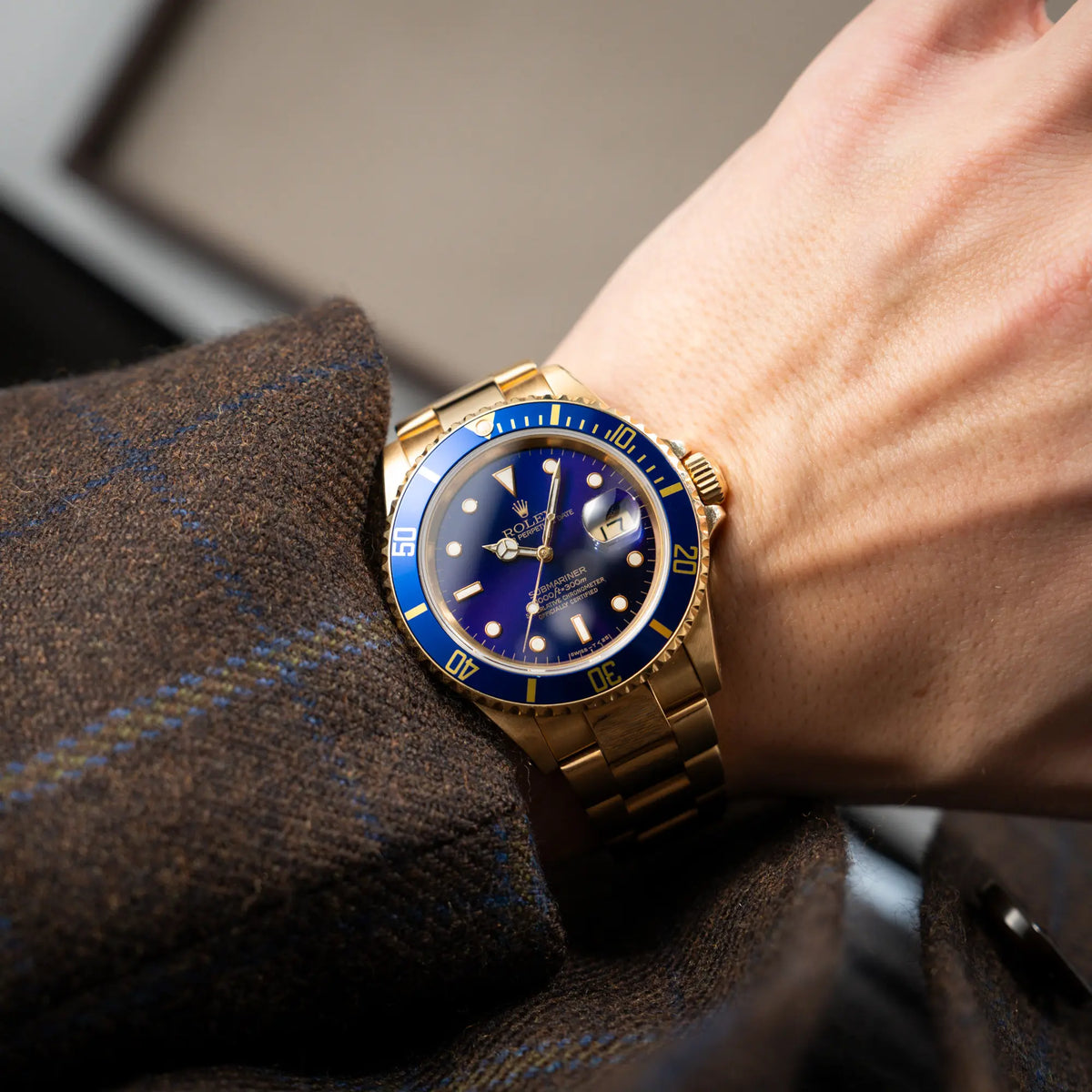 Wristshot mit der Rolex Submariner Date 16618 aus 18Karat Gelbgold mit blauer Lünetten-Einlage und einem sich von BLAU zu LILA verfärbtem Purple-Zifferblatt