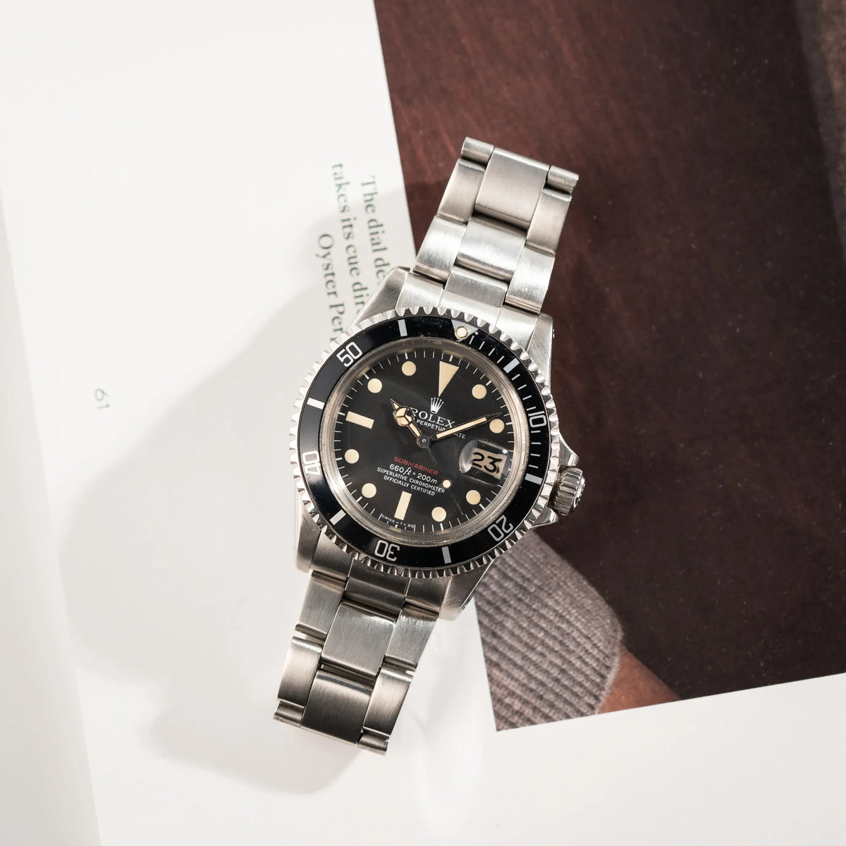 Rolex Submariner Date 1680 mit dem Submariner Red Schriftzug auf dem Mark V Zifferblatt mit schöner gleichmäßiger Patina bei den Zeigern und Indizes aus der Vogelperspektive