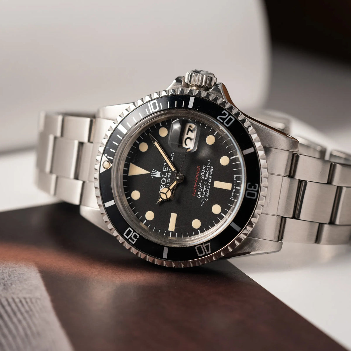 Rolex Submariner Date 1680 mit dem Submariner Red Schriftzug auf dem Mark V Zifferblatt mit schöner gleichmäßiger Patina bei den Zeigern und Indizes mit schwarzer Lünette