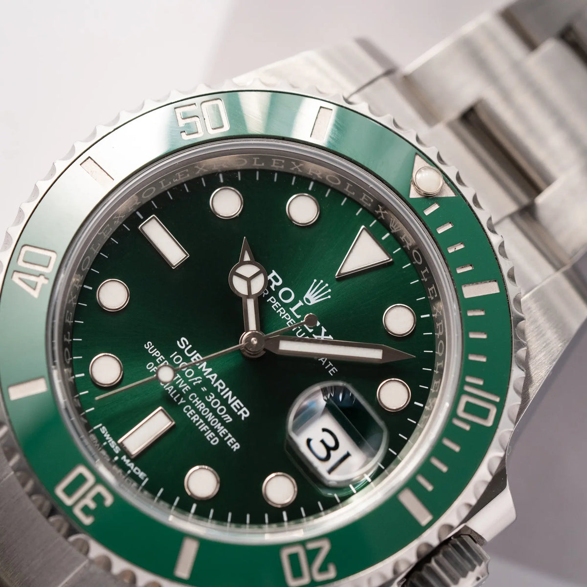 Nahaufnahme der Rolex Submariner Date 116610LV, Nickname "HULK", mit dem grünen Zifferblatt und der grünen Keramik-Lünette, an dem klassischen Oyster-Stahl-Armband