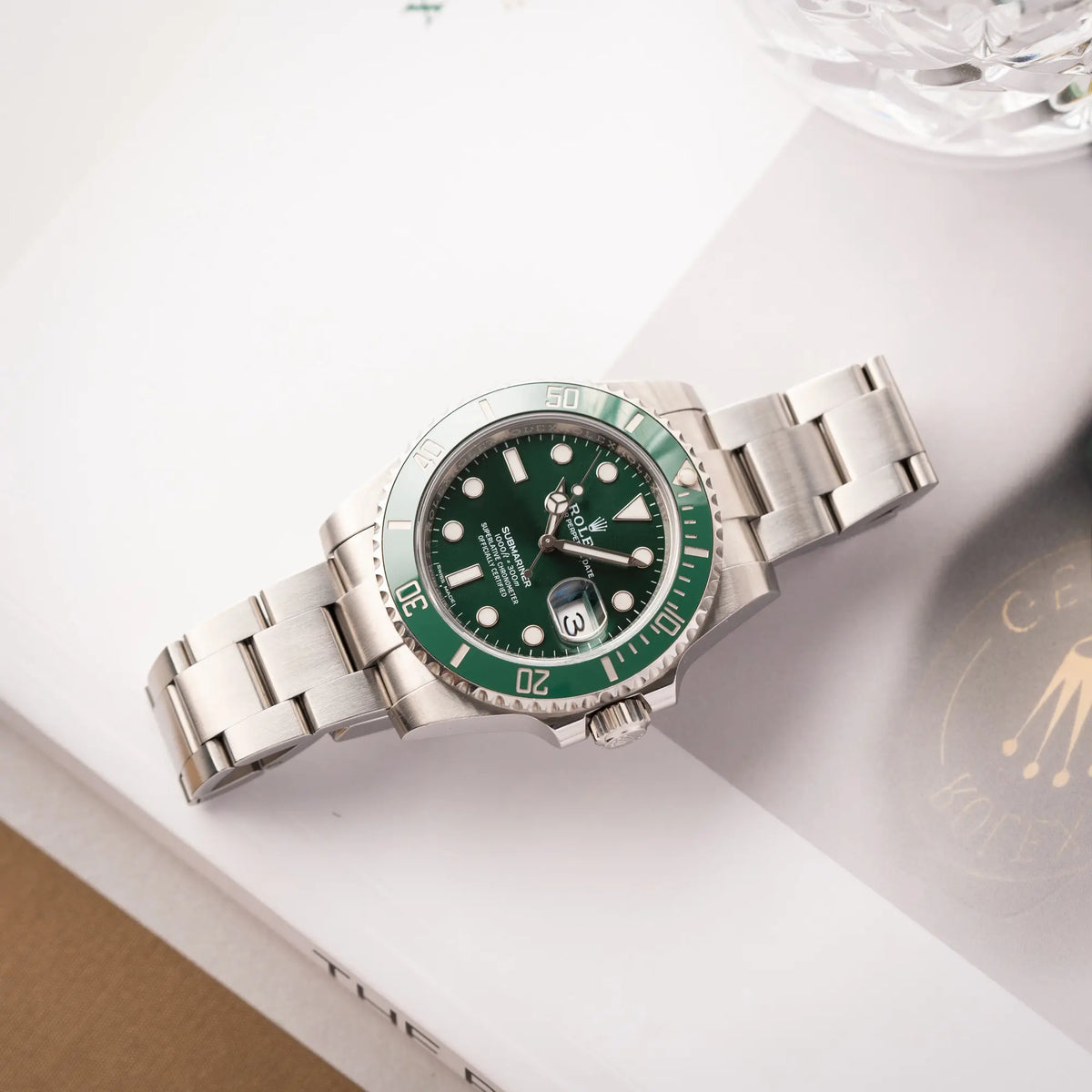 Rolex Submariner Date 116610LV, Nickname "HULK", mit dem grünen Zifferblatt und der grünen Keramik-Lünette, an dem klassischen Oyster-Stahl-Armband
