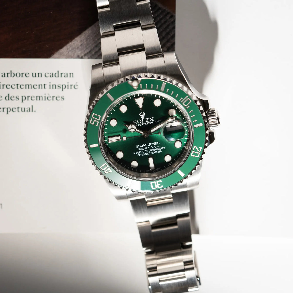 Produktfoto der Rolex Submariner Date 116610LV mit dem Nickname "Hulk" mit grünem Zifferblatt und grüner Lünette in einem sehr guten Zustand