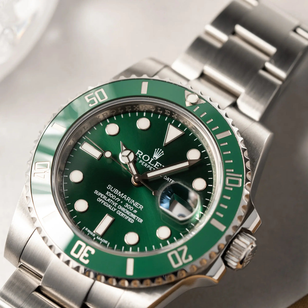 Detailaufnahme der Rolex Submariner Date 116610LV mit dem Nickname "Hulk" mit grünem Zifferblatt und grüner Lünette in einem sehr guten Zustand