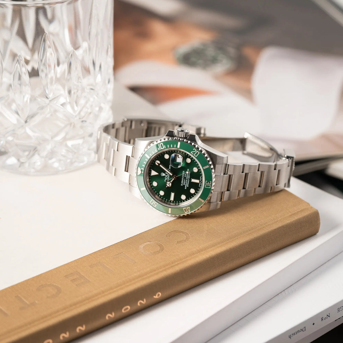 Produktfotografie der Rolex Submariner Date 116610LV mit dem Nickname "Hulk" mit grünem Zifferblatt und grüner Lünette in einem sehr guten Zustand