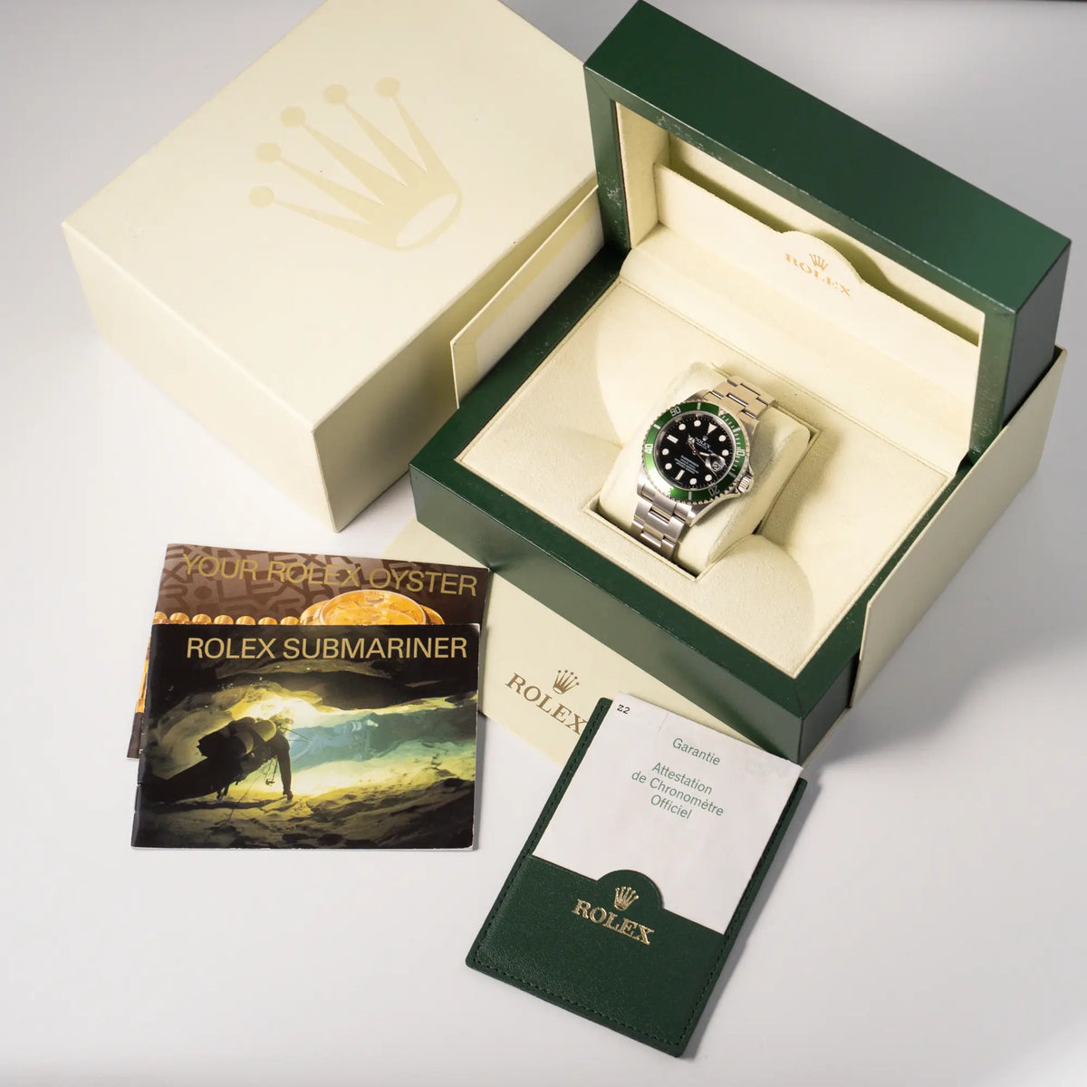 Rolex Submariner Date 16610LV "Kermit" mit der schwarzem Zifferblatt und der grünen Aluminium-Lünette zusammen mit dem Lieferumfang bestehend aus originaler Box, Papieren und Booklets