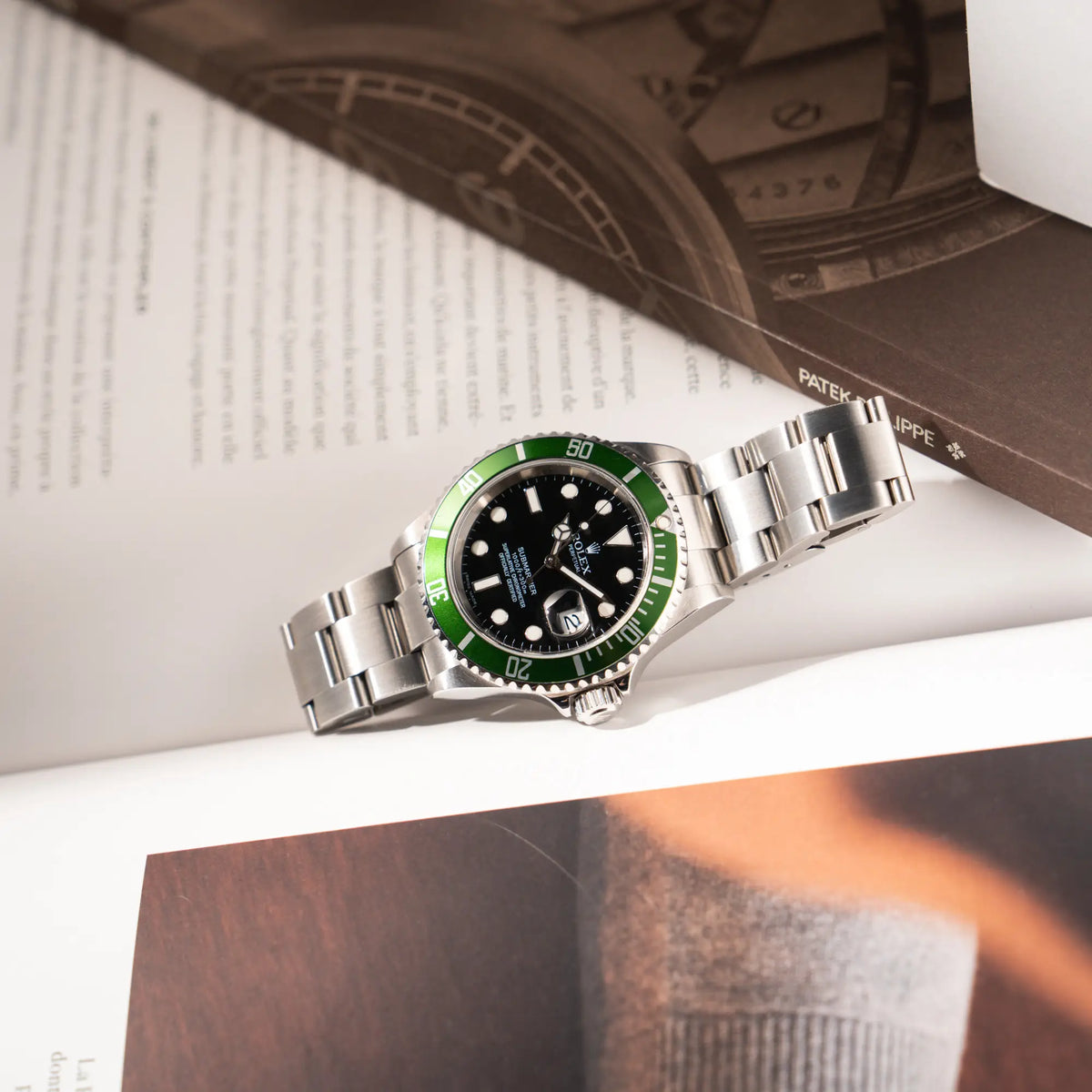 Produktfotografie der Rolex Submariner Date 16610LV "Kermit" mit der schwarzem Zifferblatt und der grünen Aluminium-Lünette