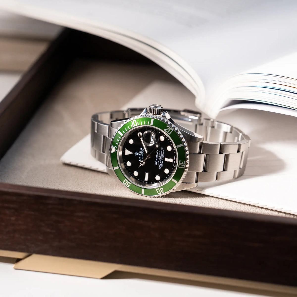 Produktfotografie der Rolex Submariner Date 16610LV "Kermit" mit der schwarzem Zifferblatt und der grünen Aluminium-Lünette