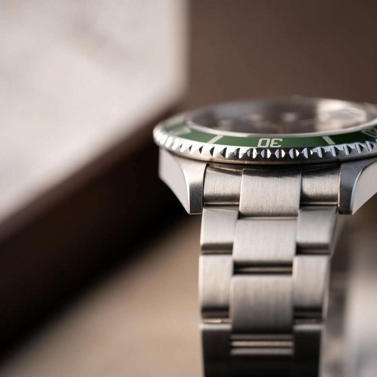 Detailaufnahme der Bandanstöße von der Rolex Submariner Date 16610LV "Kermit" mit der schwarzem Zifferblatt und der grünen Aluminium-Lünette