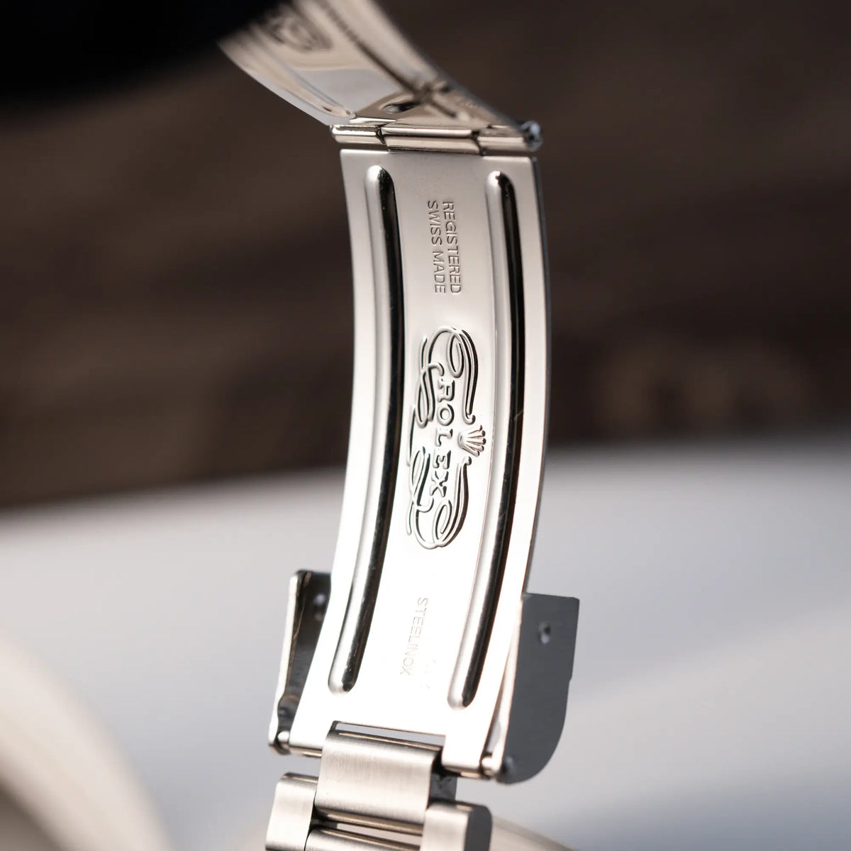 Detailaufnahme des klassischen Rolex-Logos im Inneren der Faltschliesse von der Rolex Submariner Date 16610LV "Kermit" mit der schwarzem Zifferblatt und der grünen Aluminium-Lünette