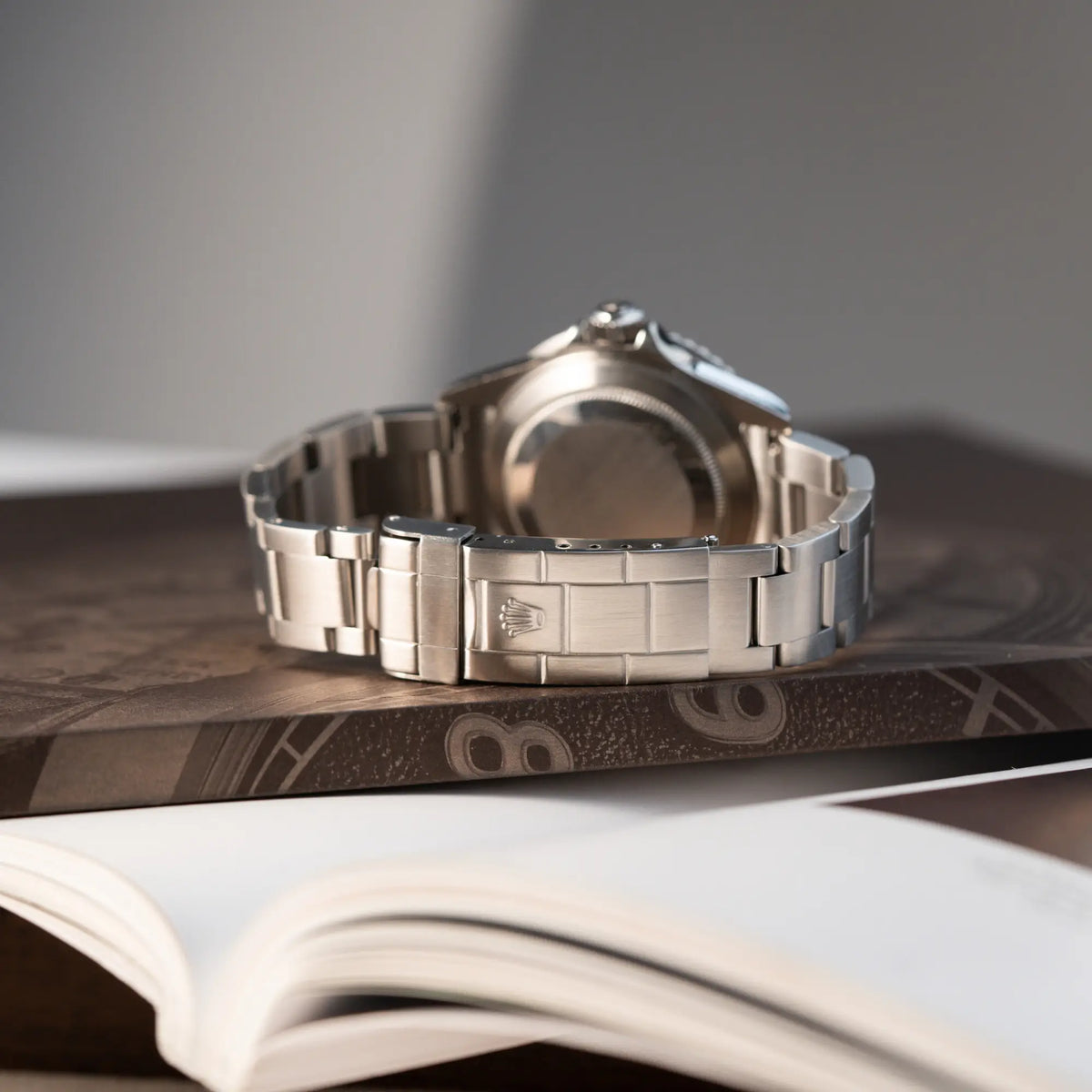 Produktfoto der Rolex Submariner Date 16610LV "Kermit" mit der schwarzem Zifferblatt und der grünen Aluminium-Lünette mit Fokus auf der geschlossenen Oyster-Faltschliesse